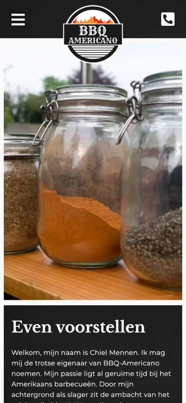 De website van BBQ Americano met een foto van potten met kruiden