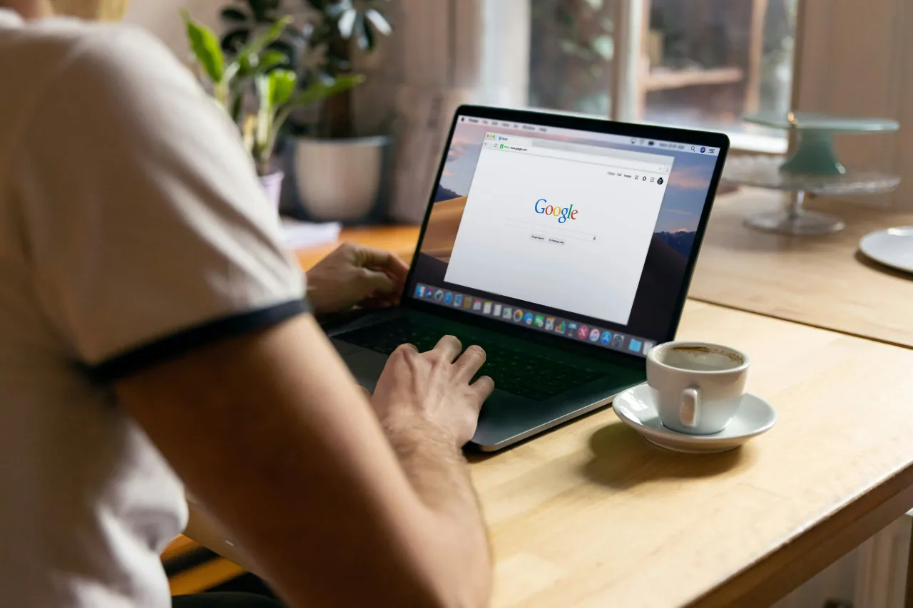 Laptop met Google en koffie