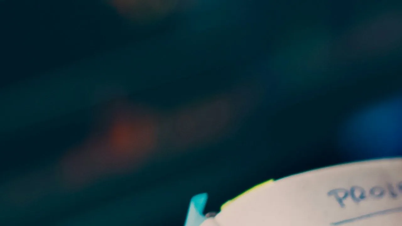 Iemand die een checklist afwerkt