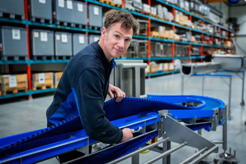 Personeel van MKM werkt aan een lopende band