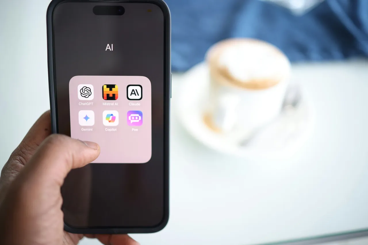 Telefoon met AI en koffie