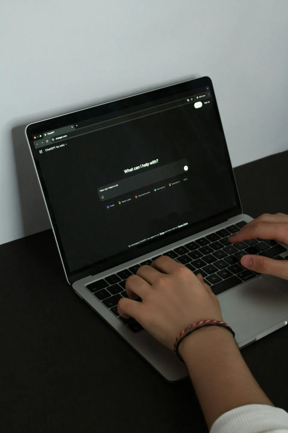 Persoon is aan het typen op zijn laptop