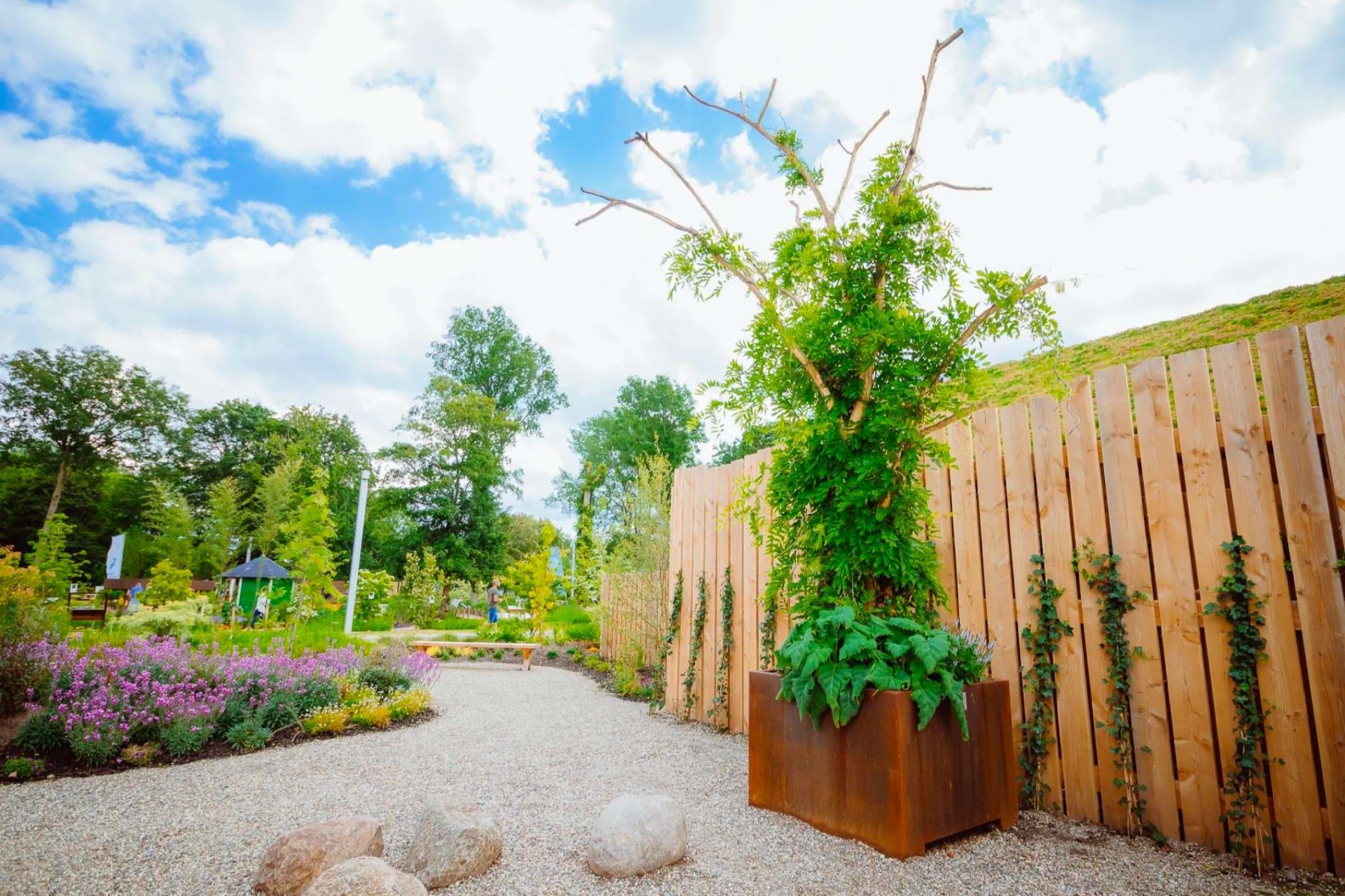 Een Urban Tree staat tegen en schutting op de Floriade