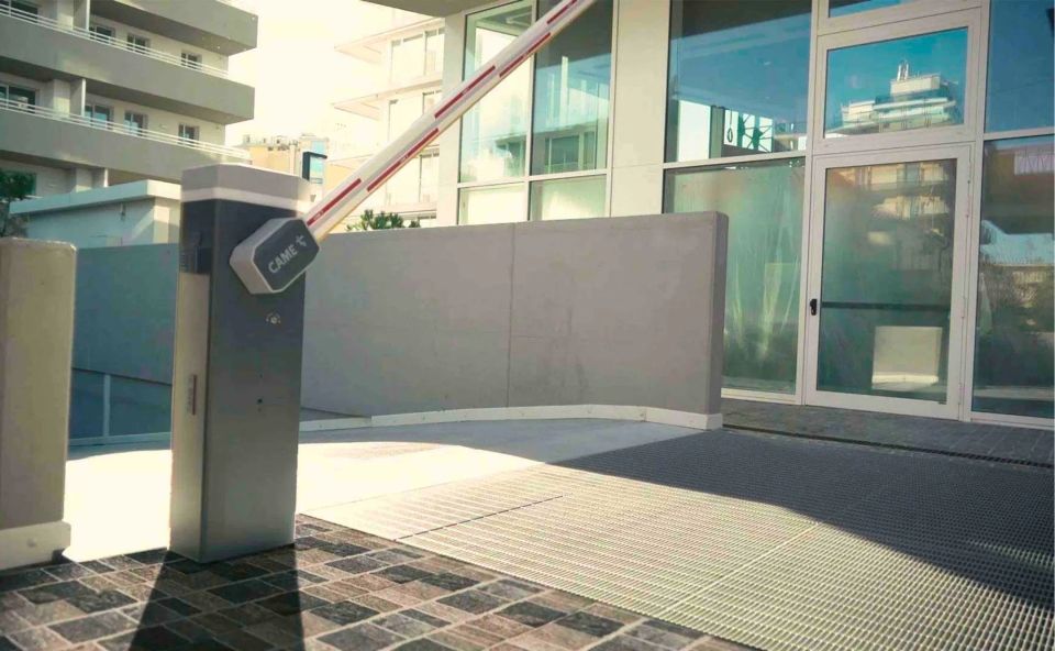 Een CAME slagboom voor de uitgang van een parkeergarage