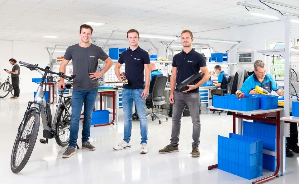 Stan, Wout en Koen Seuren in de werkplaats van KWS Seuren