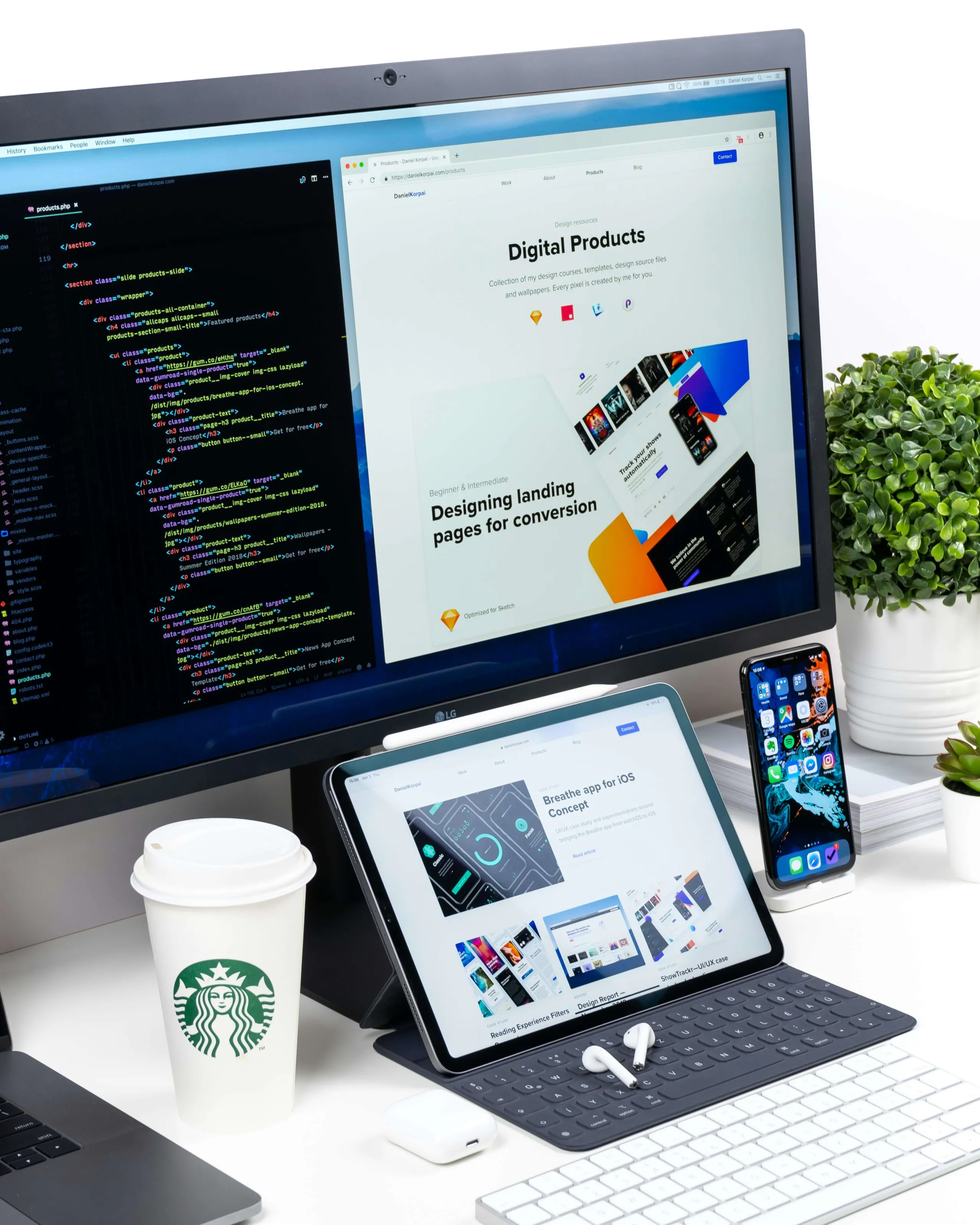 Een beeldscherm met code (links) en een webdesign (rechts)